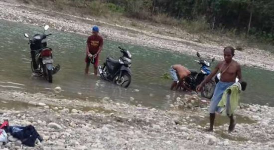 Kali Benanai, jadi sumber air warga desa Ello untuk berbagai kebutuhan. Air bersih untuk minum juga diambil dari sumur kecil yang dibuat di pinggir kali itu. (tangkapan layar facebook)