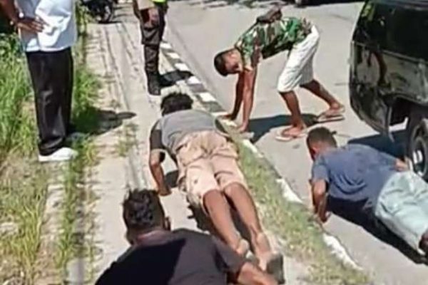 Warga yang kedapatan tidak memakai masker disanksi push up saat operasi penertiban prokes di kelurahan Pasir Panjang. (foto : istimewa)