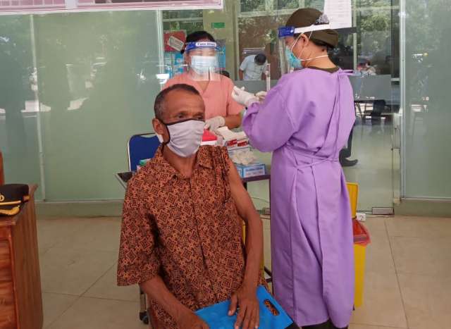Apolos Taemnanu saat menerima vaksin di RSU SK Lerik Kupang (foto andy/kupangterkini.com)
