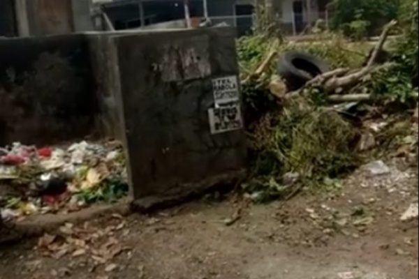 Tempat pembuangan sampah yang mengeluarkan bau busuk, dekat rumah warga. (tangkapan layar facebook)
