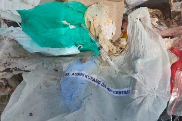 Sampah medis yang ditemukan berserakan di TPS Kelurahan Fatubesi. (ist)