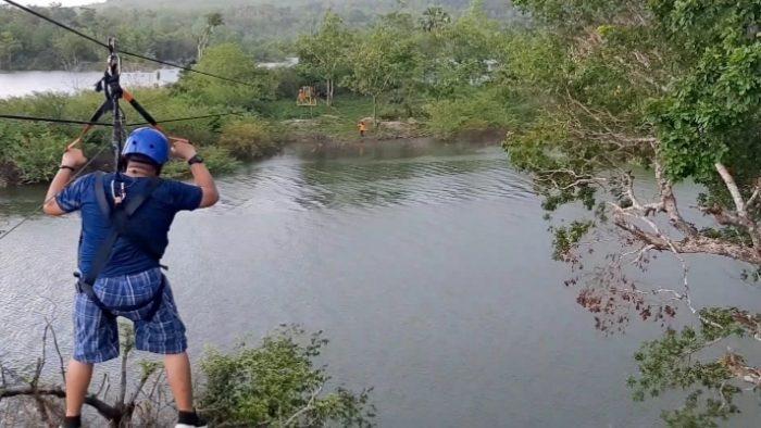 Pengunjung kawasan wisata Bendungan Raknamo mencoba wahana Flying Fox untuk menguji nyali mereka. (foto : yandri/kupangterkini.com)