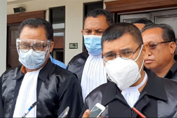 Juru bicara tim kuasa hukum Jonas Salean, Yanto Ekon saat memberikan keterangan kepada media usai sidang Tipikor yang membebaskan kliennya. (foto: yandri/kupangterkini.com)