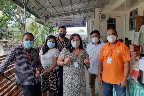 Ketua Majelis Jemaat Maranatha Oebufu, Pdt Desiana Rondo Effendy MTh (tengah) bersama panitia pelaksana sidang majelis sinode ke-47. (yandri/kupangterkini.com)