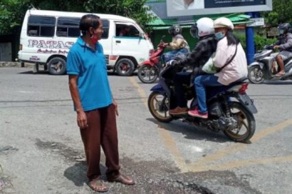 Jalan berlubang dan membahayakan pengendara persis di depan kantor Lurah Oepura, Jalan Amabi. (ist)