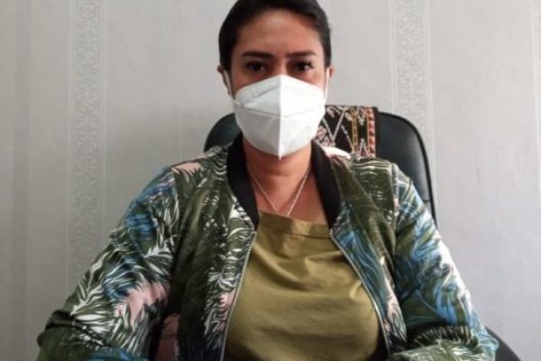Lurah LLBK Anastasia Y Manafe saat memberikan keterangan kepada kupangterkini.com soal tuduhan niotizen pada dirinya. (foto : andi/kupangterkini.com)