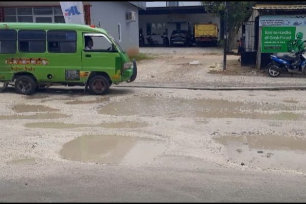 Ruas jalan dari Bundaran PU rusak dan berlubang. Bila hujan tiba jalan jadi berkubang, sehingga membuat rawan terjadi kecelakaan. (foto: yandri/kupangterkini.com)