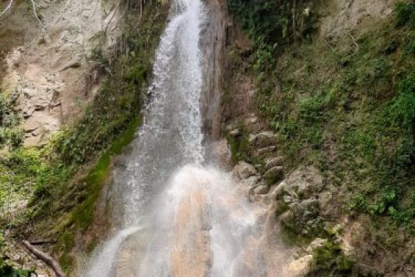 Air terjun Taplel, Desa Oesusu, Takari yang tersembunyi diantara hutan bambu. (yandri/kupangterkini.com)