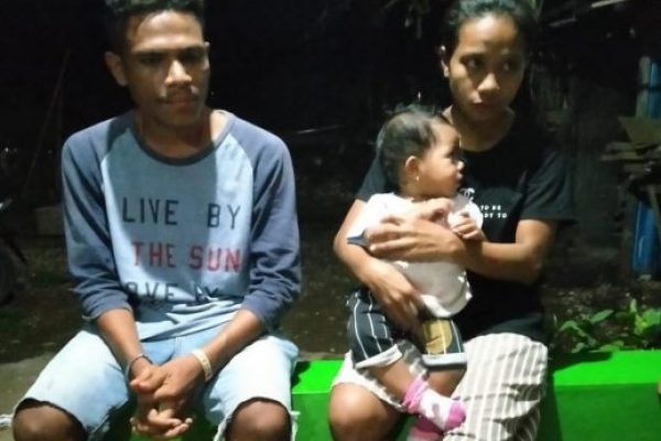 Yerry Banunaek (kiri) dan Sandri Indrawaty Pello bersama bayi mereka sesaat setelah tiba kembali ke rumah orangtua di Sikumana. Sandri dan bayinya sempat dilaporkan hilang sepekan