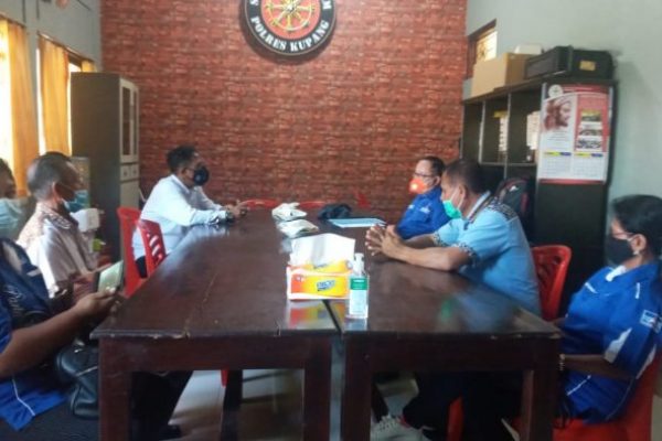 Pengurus DPC Partai Demokrat Kabupaten Kupang, saat mengunjungi markas Polres Kupang untuk mempertegas status mereka. (ist)