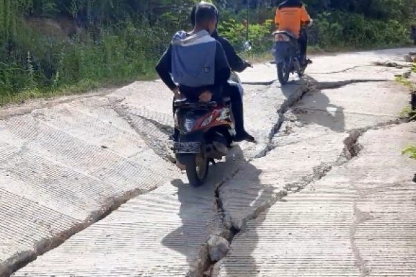 Akses jalan menuju wahana ekowisata Bendungan Raknamo yang mengalami rusak parah. Jalan nyaris terbelah menjadi tiga ruas. (yandri/kupangterkini.com)