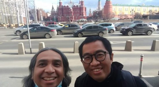 Joaquim Rohi (kiri) bersama ketua komisi VI DPR RI Faisol Riza di Lapangan Merah Kremlin, Moskow. (dok. pribadi)