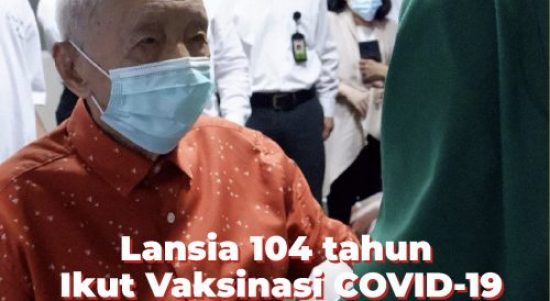 Warga Bogor, Wirjawan Hardjamulia yang berusia 104 tahun, sangat antusias mengikuti vaksinasi covid-19. (ist)