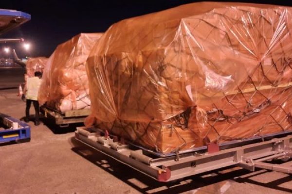 BNPB melakukan pendistribusian logistik untuk daerah yang terkena dampak badai siklon tropis minggu lalu di wilayah NTT. (ist)