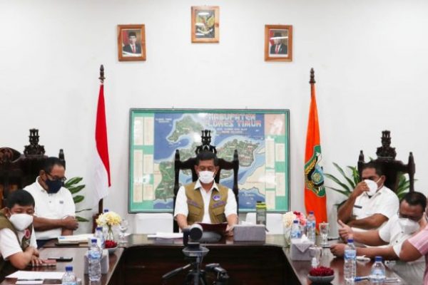 Kepala BNPB Letnan Jendral TNI Dr. (H.C.) Doni Monardo (tengah berbaju putih rompi cokelat) menggelar konferensi pers terkait penanganan bencana NTT di Kantor Bupati Flores Timur, Larantuka, Kamis. (Komunikasi Kebencanaan BNPB/Apri Setiawan)
