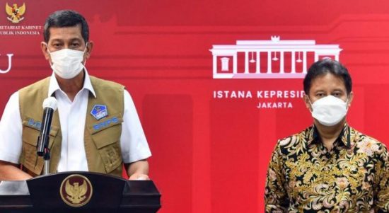 Ketua satgas penanganan Covid-19 Doni Monardo (kiri) didampingi Menteri Kesehatan Budi Sadikin saat memberi keterangan resmi di Istana Negara. (ist)