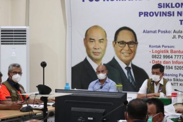 Kepala BNPB Doni Monardo (Kanan) bersama Gubernur NTT Victor Bungtilu Laiskodat (kiri) dalam rapat koordinasi terkait penanganan bencana. (BNPB/Apri Setiawan)