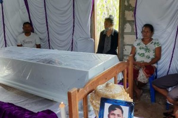 Di kediaman orangtuanya, almarhum Aji Daud disemayamkan sebelum dikebumikan. Nelayan yang hilang saat menjala ikan di perairan laut Pariti. (yandry/kupangterkini.com)