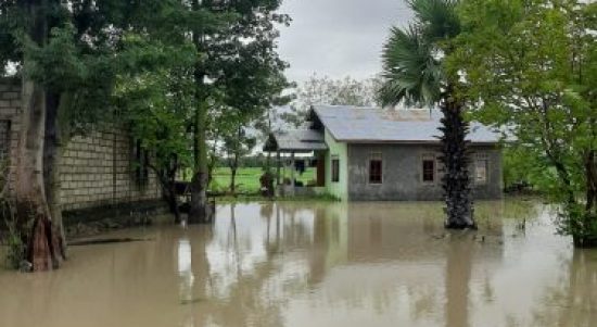 Curah hujan yang tinggi membuat Kali meluap dan banjir tak bisa dielakan. Seperti yang terjadi di Kabupaten Kupang Minggu (4/4), siang hari rumah warga mulai tergenang. (yandry/kupangterkini.com)
