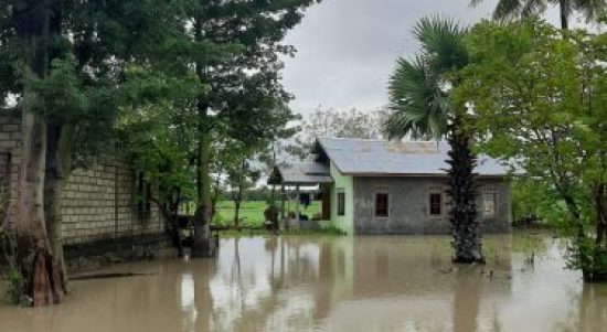Rumah warga di Oesao terlihat masih digenangi air akibat intensitas hujan yang tinggi dua hari terakhir. (yandry/kupangterkini.com)