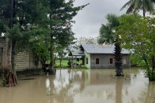 Rumah warga di Oesao terlihat masih digenangi air akibat intensitas hujan yang tinggi dua hari terakhir. (yandry/kupangterkini.com)