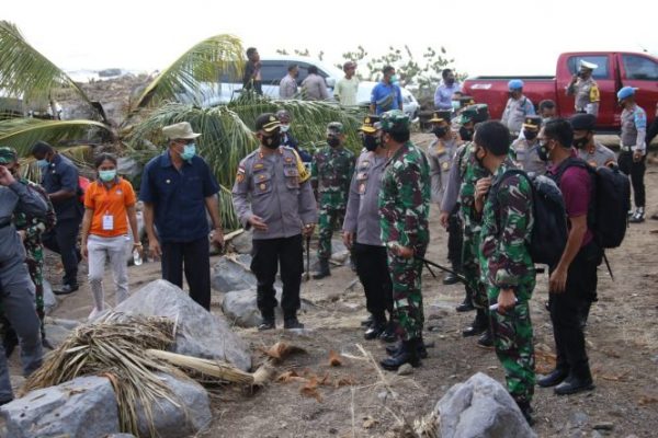 Panglima TNI Marsekal Hadi Tjahjanto dan Kapolri Jenderal Polisi Listyo Sigit Prabowo meninjau lokasi bencana di Lembata