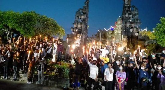 Elemen Bali peduli NTT melakukan penggalangan dana yang diakhiri dengan doa bersama untuk korban bencana. (ist)