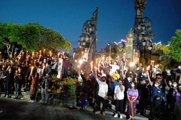 Elemen Bali peduli NTT melakukan penggalangan dana yang diakhiri dengan doa bersama untuk korban bencana. (ist)