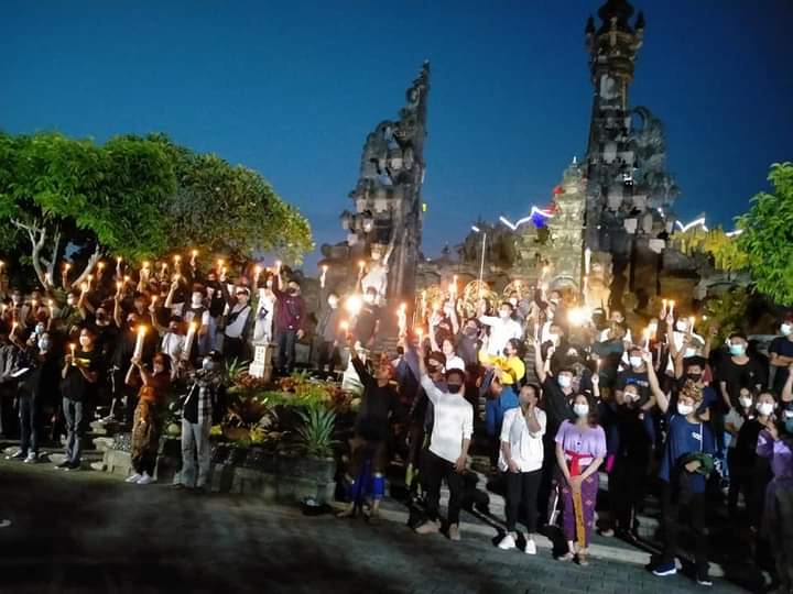 Elemen Bali peduli NTT melakukan penggalangan dana yang diakhiri dengan doa bersama untuk korban bencana. (ist)