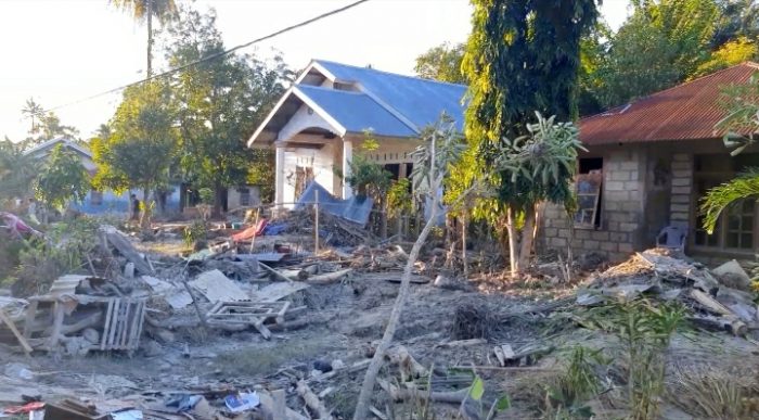 Salah satu rumah yang tersisa puing puing setelah disapu banjir bandang pekan lalu. (yandry/kupangterkini.com)