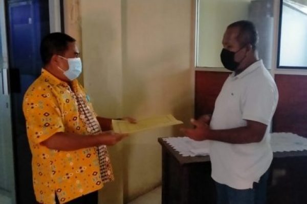 Cristofel Koten, mewakili majelis jemaat gereja Lanud El Tari saat menyerahkan surat peringatan ke pihak sinode, Jumat kemaren. (ist)