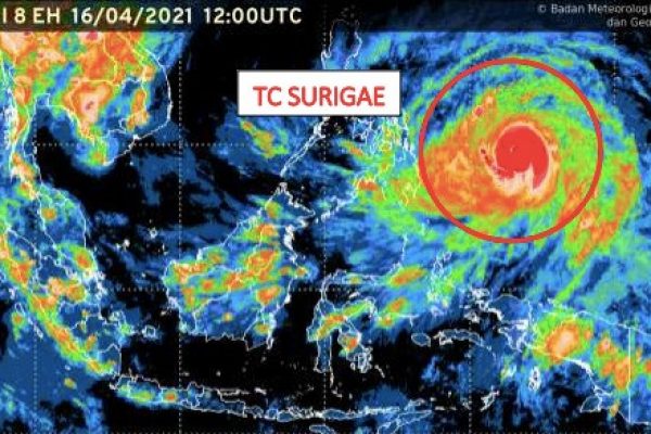 Citra satelit Himawari terkait adanya Siklon Tropis Surigae (lingkaran merah) di wilayah perairan Samudera Pasifik utara Papua Barat, pada Jumat, 16 April. (BMKG)