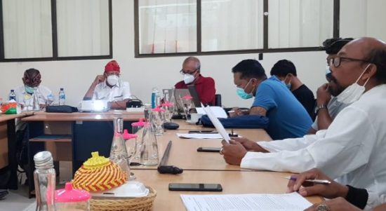 Suasana saat digelar focus group discussion yang diprakarsai PHDI Provinsi Bali dan KORdEM Demokrasi Bali, Minggu 18 April. (ist)