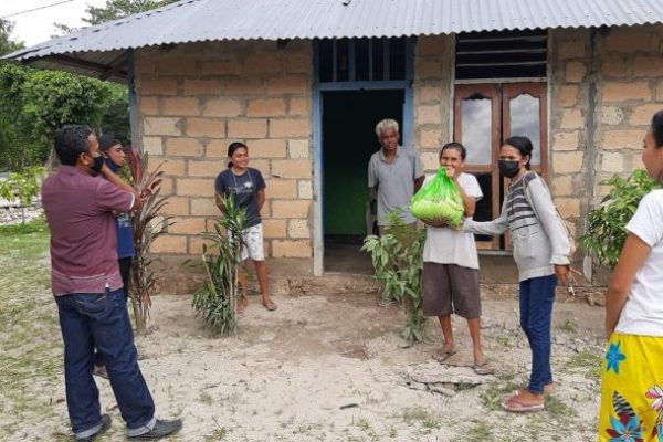 Pemuda-pemudi Gereja Getsemani Babau bersama Pendeta Boy, saat memberikan bantuan sembako kepada korban bencana. (ist)