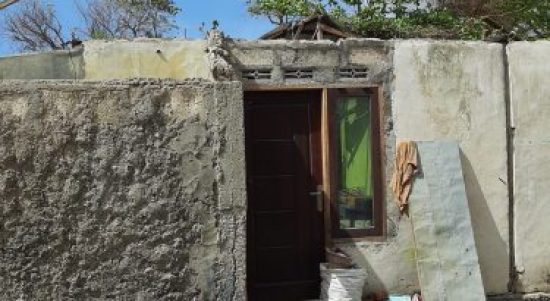 Kondisi rumah Ibu Khadijah, yang atapnya sudah diterbangkan angin saat badai siklon tropis Seroja melanda Kota Kupang. (yandry/kupangterkini.com)