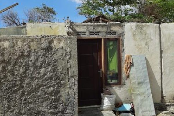 Kondisi rumah Ibu Khadijah, yang atapnya sudah diterbangkan angin saat badai siklon tropis Seroja melanda Kota Kupang. (yandry/kupangterkini.com)
