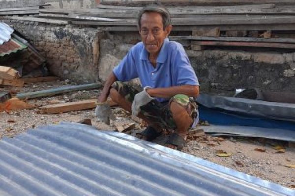 Shahban Naiusap mencoba mengumpulkan dan memperbaiki puing-puing rumahnya yang tersapu badai sambil menanti bantuan dari pemerintah yang tak kunjung datang. (yandry/kupangterkini.com)