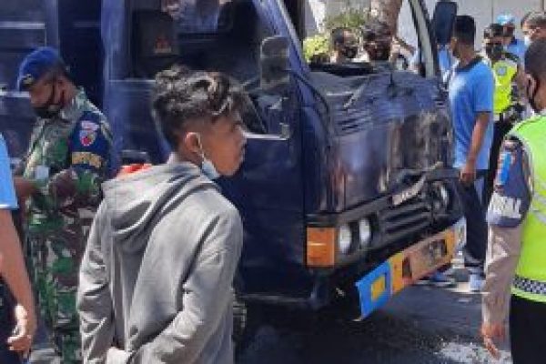 Mobil truck milik POM-AU Lanud El Tari yang rusak parah terlibat kecelakaan beruntun. (yandy/kupangterkini.com)
