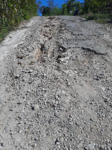 Kondisi jalan rusak di Baumata Timur, padahal jalur ini ini sangat penting bagi masyarakat setempat untuk digunakan sehari-hari. (yandry/kupangterkini.com)