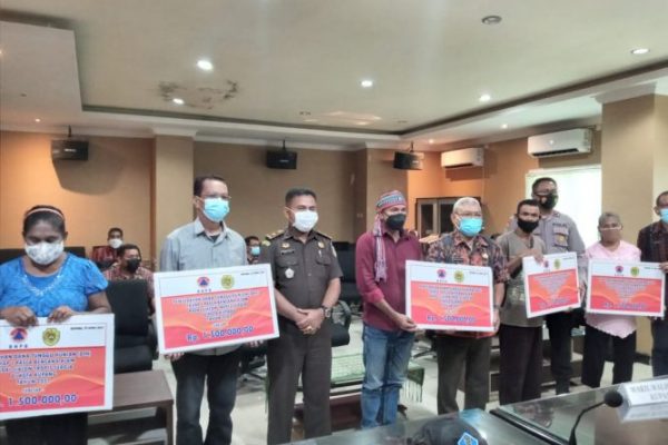 Warga terdampak bencana badai siklon tropis Seroja saat menerima bantuan secara simbolis (ist)