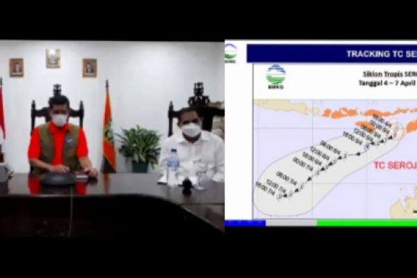 Wagub NTT Josep Nae Soi (kiri) Kepala BNPB Doni Monardo dan bupati Flotim saat mengelar konferensi pers Senin malam. (tangkapan layar)
