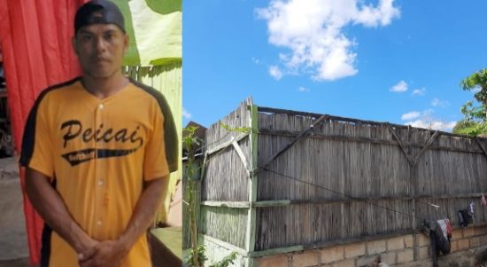 Yohanis Anin dan kondisi rumah keluarga yang atapnya sudah ambruk, namun mereka tetap bertahan di tempat itu. (yandry/kupangterkini.com)