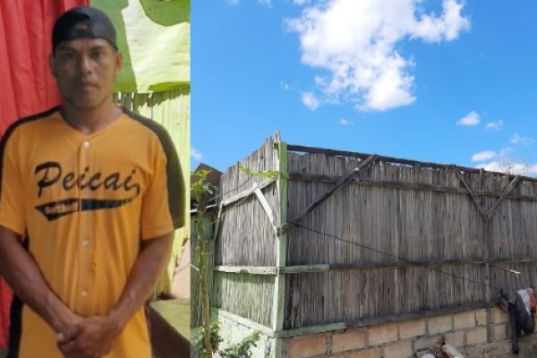 Yohanis Anin dan kondisi rumah keluarga yang atapnya sudah ambruk, namun mereka tetap bertahan di tempat itu. (yandry/kupangterkini.com)