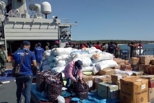 Pengiriman bantuan logistik kepada warga terdampak bencana siklon tropis Seroja, meengunakan KRI Ahmad Yani kepada warga Pulau Sabu. (ist)