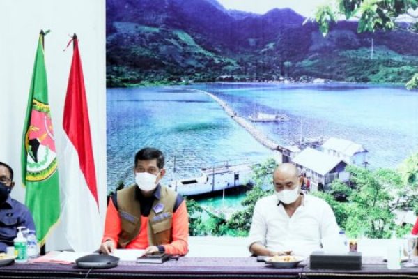 Dari kiri, wakil gubernur NTT Josef Nae Soi, Kepala BNPB Doni Monardo, gubernur NTT Viktor Bungtilu Laiskodat, Bupati Sikka Fransiskus Roberto Diogo dalam rapat koordinasi terkait penanganan bencana di kantor Bupati Sikka. (bnpb/apri Setiawan)
