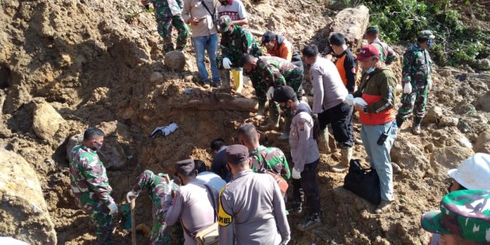 Kegiatan pencarian korban tertimbun longsor yang terjadi di Batang Toru, Kabupaten Tapanuli Selatan, Sumatera Utara oleh tim gabungan (ist)