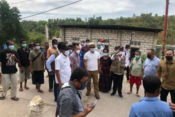 Gubernur Jawa Barat, Ridwan Kamil mengenakan kaos putih dan memakai topi (tengah) saat mengunjungi lokasi bencana siklon tropis Seroja di Oebufu. (ist)