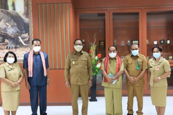 Foto bersama wakil gubernur Josef Nai Soi beserta penjabat bupati Malaka saat melapor diri selesai bertugas. (ist)