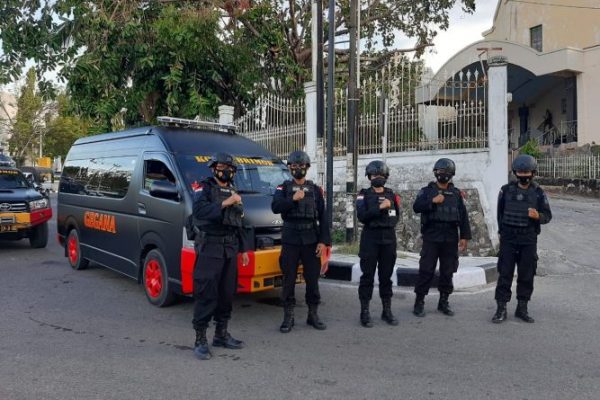 Satuan Brimob Polda NTT yamg dipimpin Ipda Yahya Manoalima saat memberikan himbauan kepada warga di Jalan Urip Sumiharjo Kupang (yandry/kupangterkini.com)