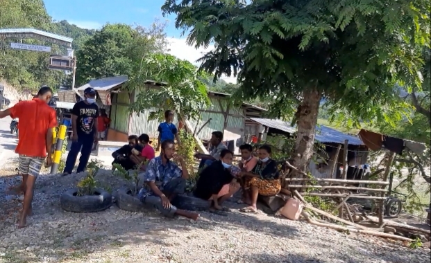 Warga yang hendak menuju ke Soe, TTS terpaksa duduk di pinggir jalan karena tidak bisa melanjutkan perjalanan mereka. (yandry/kupangterkini.com)